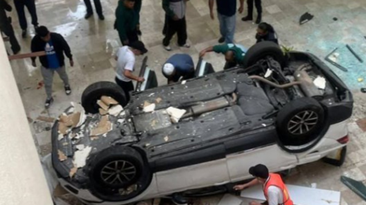 Cae camioneta de tercer piso en estacionamiento de plaza comercial en ...